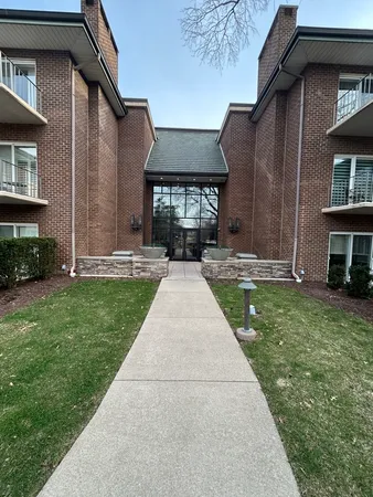 $1,100,000 | 4 Oak Brook Club Drive, Unit G205, Oak Brook, IL 60523