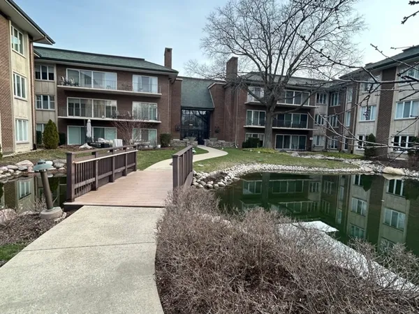 $1,100,000 | 4 Oak Brook Club Drive, Unit G205, Oak Brook, IL 60523