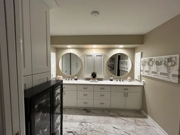 $1,100,000 | 4 Oak Brook Club Drive, Unit G205, Oak Brook, IL 60523