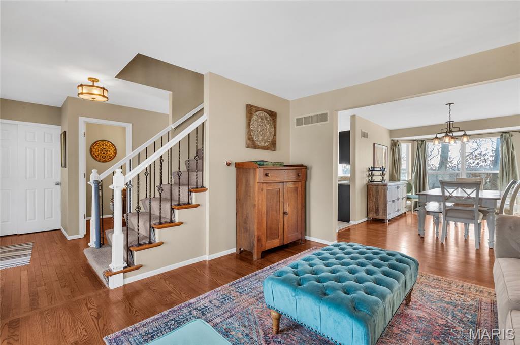 9946 Tesson Creek Estates Road St. Louis, MO 63123 - Photo 3 of 41