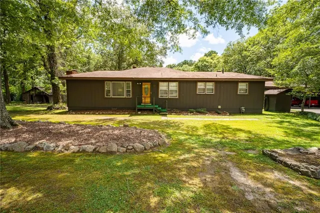 a view of a house with a yard