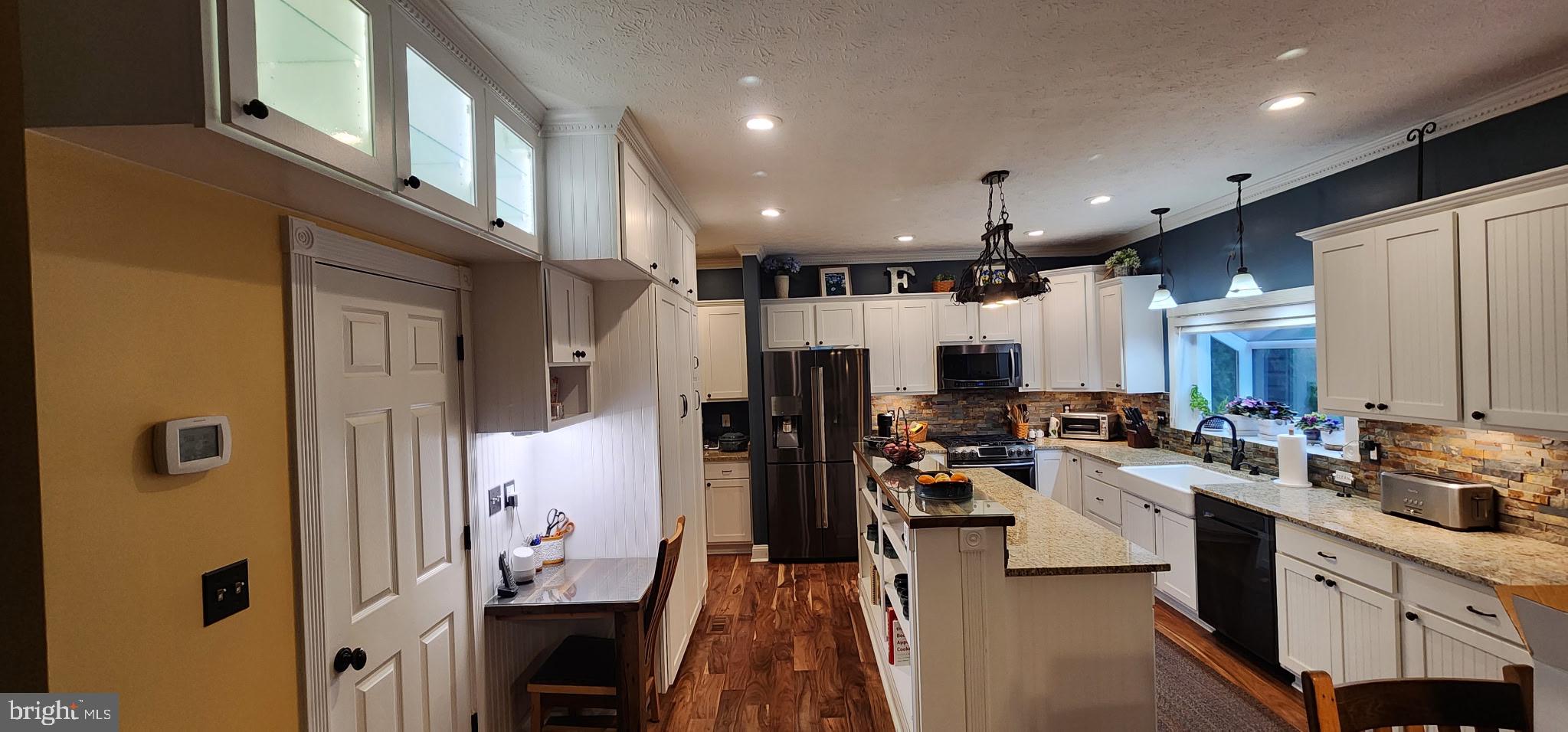 35175 Pheasant Ridge Road Locust Grove, VA 22508 - Photo 76 of 80 Modern kitchen with elegant finishes.