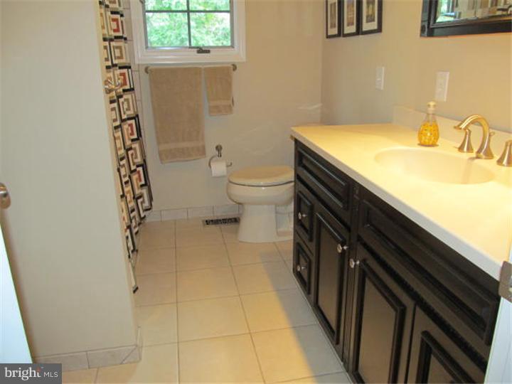 5 Aspen Road Sicklerville, NJ 08081 - Photo 14 of 17 Bathroom