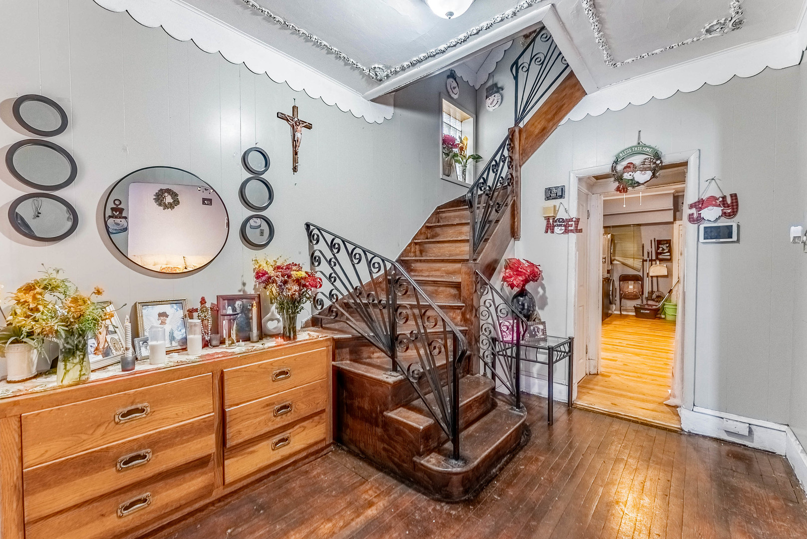 6933 South Michigan Avenue Chicago, IL 60637 - Photo 5 of 29 a living room with furniture and a mirror
