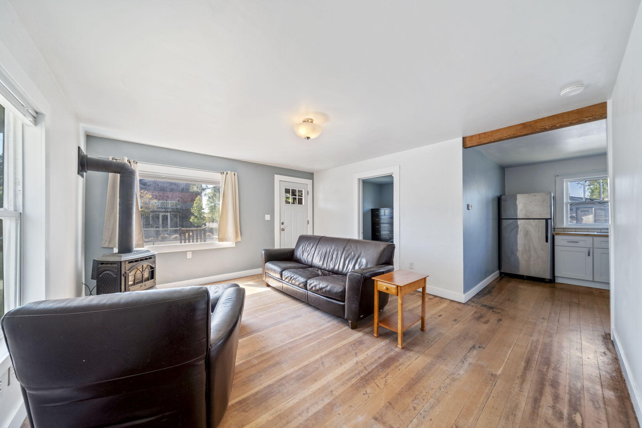 202 Southwest 3rd Street Redmond, OR 97756 - Photo 10 of 25 Living room