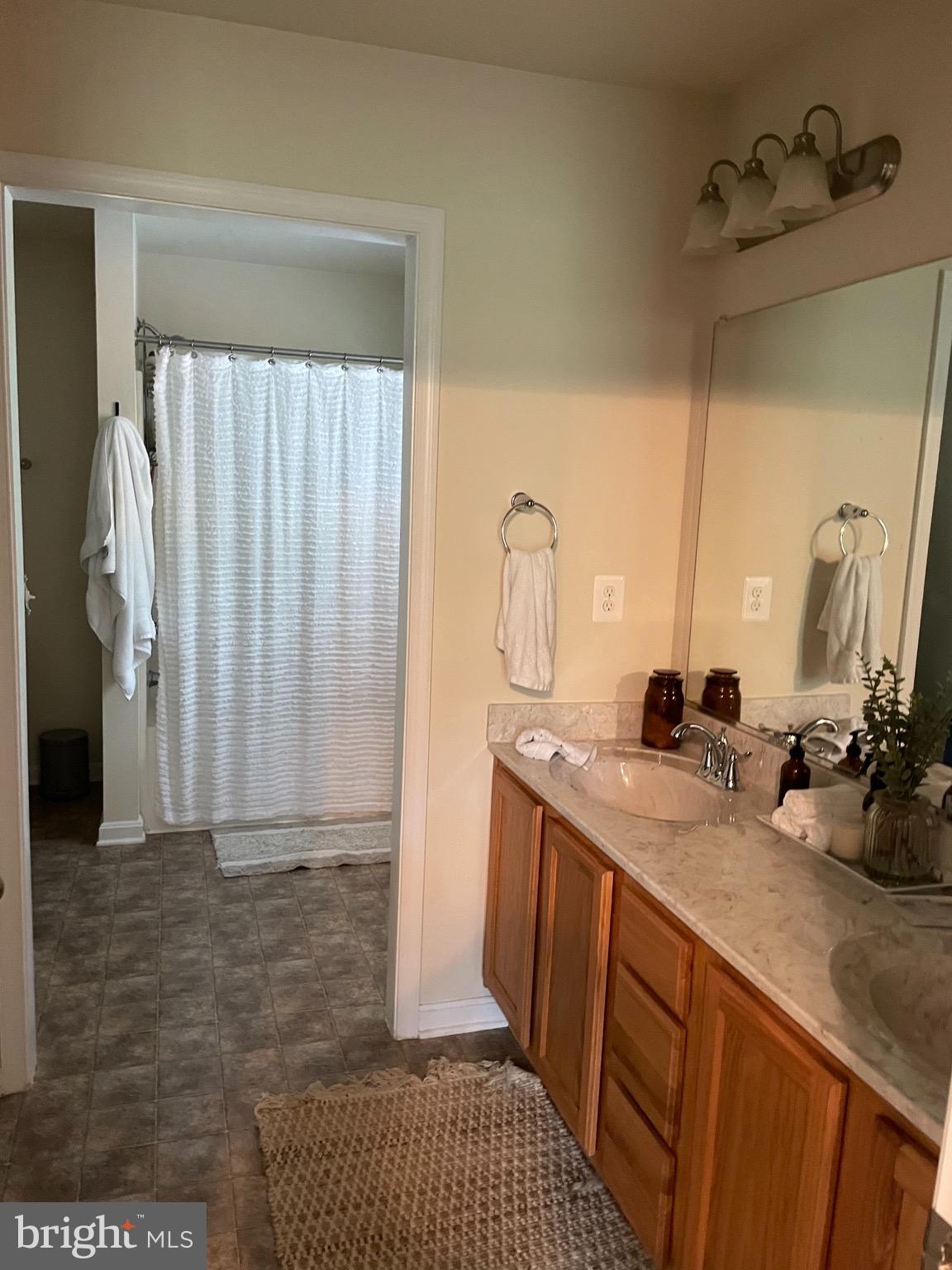 10122 Fairview Road Partlow, VA 22534 - Photo 20 of 27 Main Bedroom - Full Bath + W/I Closet