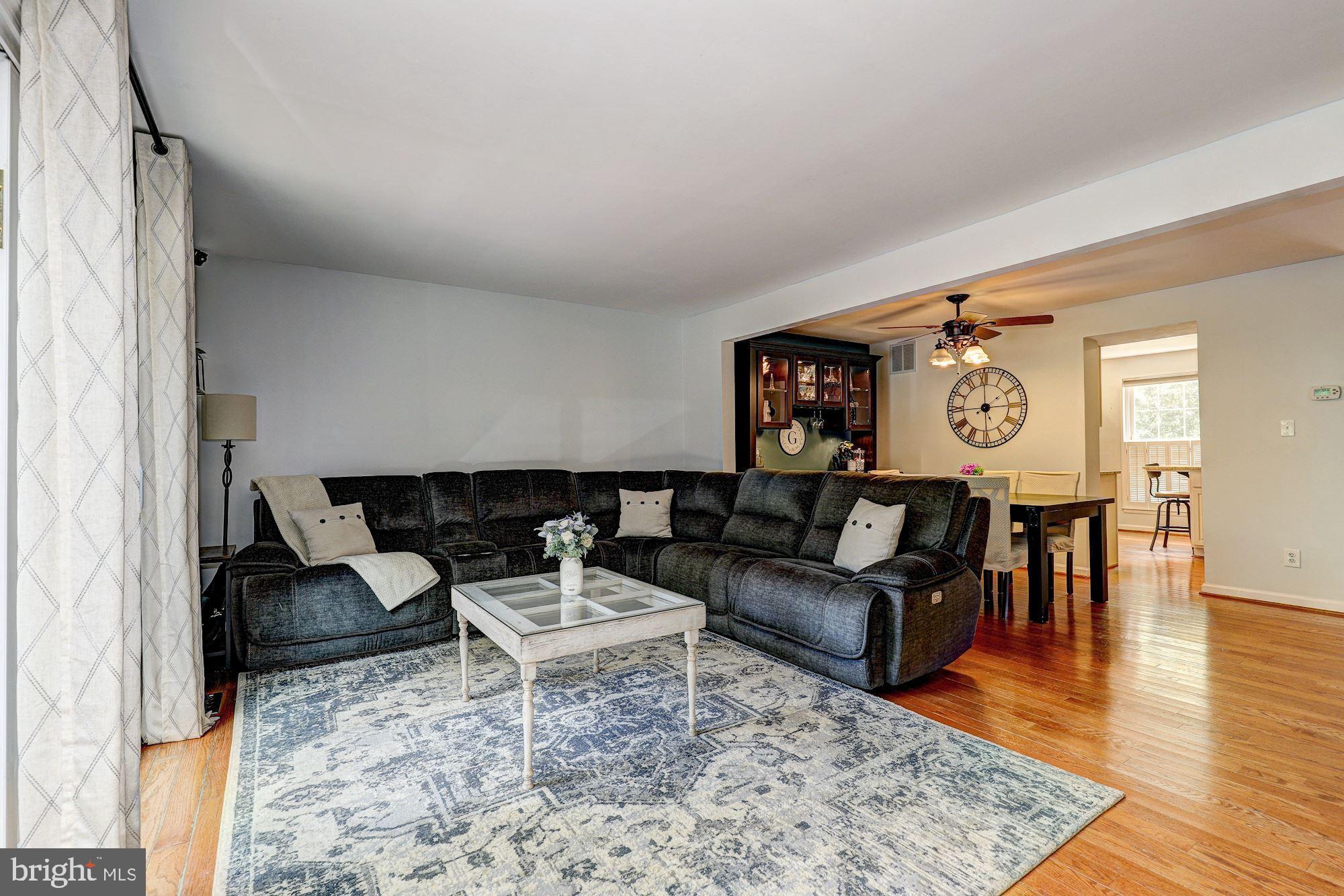 2531 Ebony Road Parkville, MD 21234 - Photo 10 of 51 Living Room