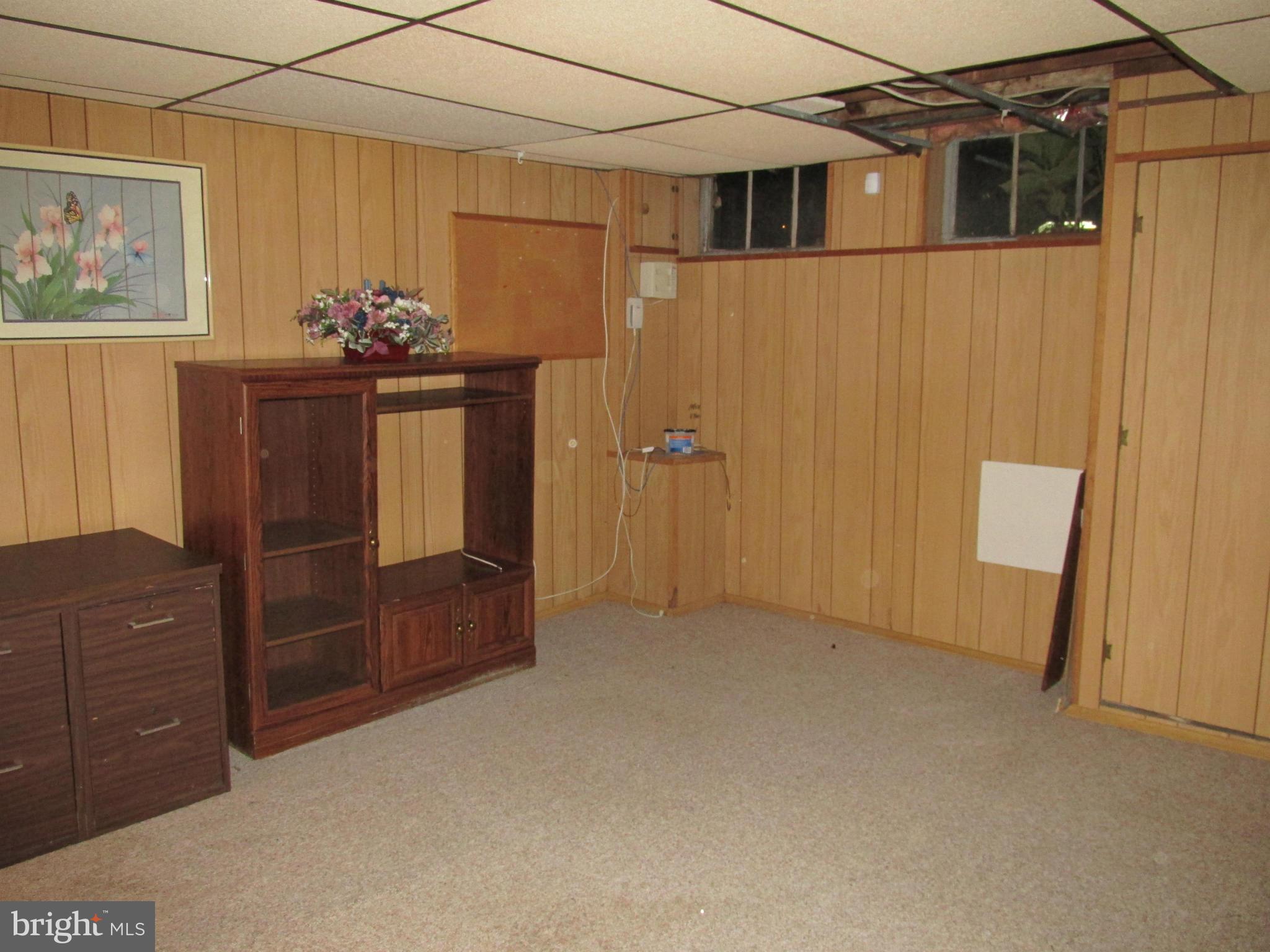 1605 Naturo Road Baltimore, MD 21286 - Photo 12 of 18 Family room needs a little work to be great!