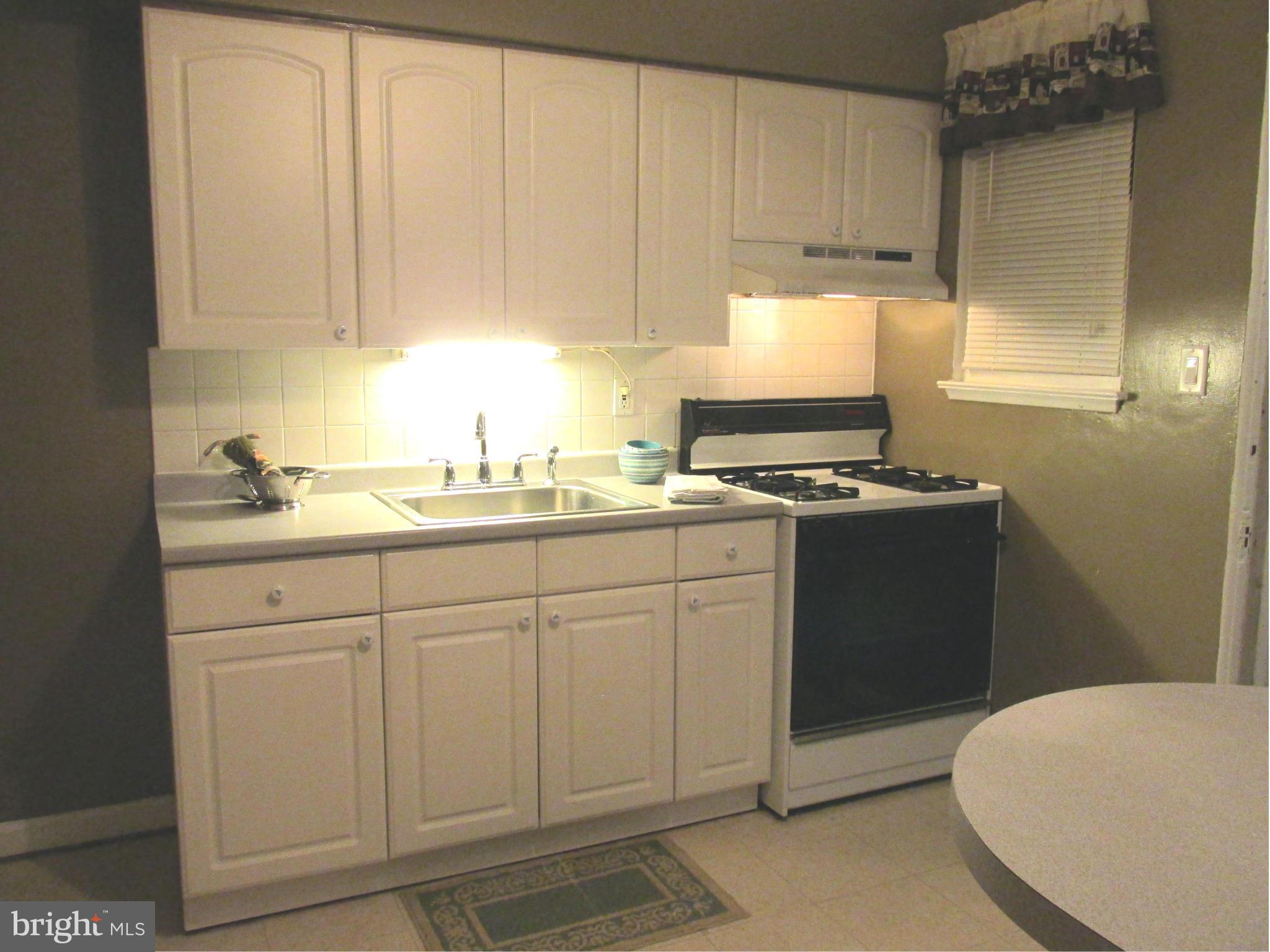 1605 Naturo Road Baltimore, MD 21286 - Photo 6 of 18 Nicely organized work area!