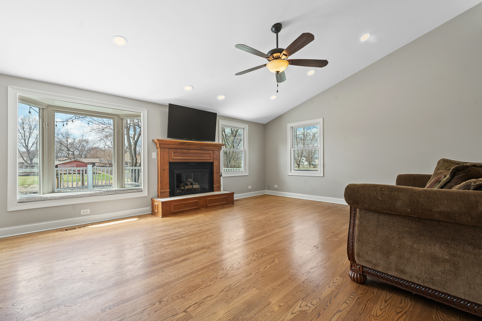 2S216 Riverside Avenue Warrenville, IL 60555 - Photo 8 of 55