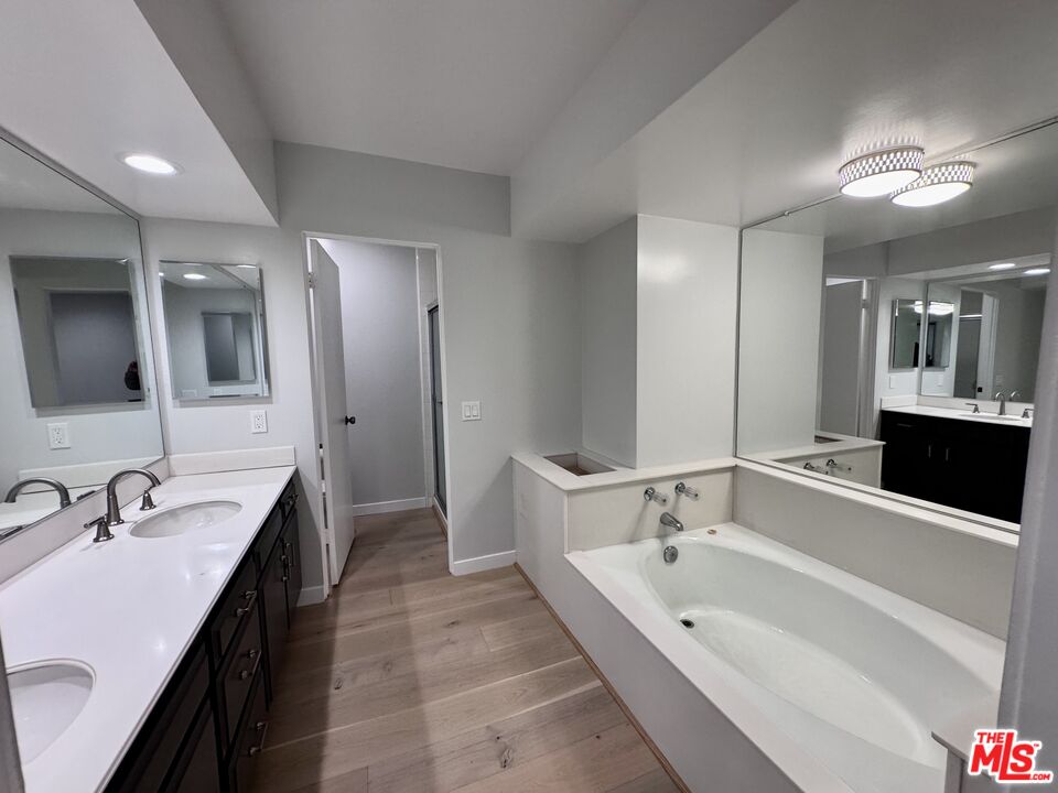 4435 Alla Road, Unit 4 Marina del Rey, CA 90292 - Photo 16 of 23 a bathroom with a bathtub a double vanity sink and mirror