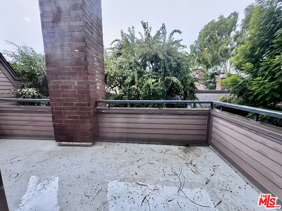 4435 Alla Road, Unit 4 Marina del Rey, CA 90292 - Photo 18 of 23 a view of outdoor space with deck