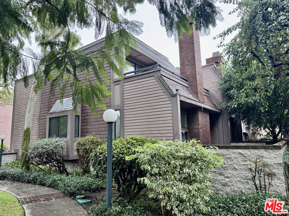 4435 Alla Road, Unit 4 Marina del Rey, CA 90292 - Photo 20 of 23 a front view of a house with a yard and garage