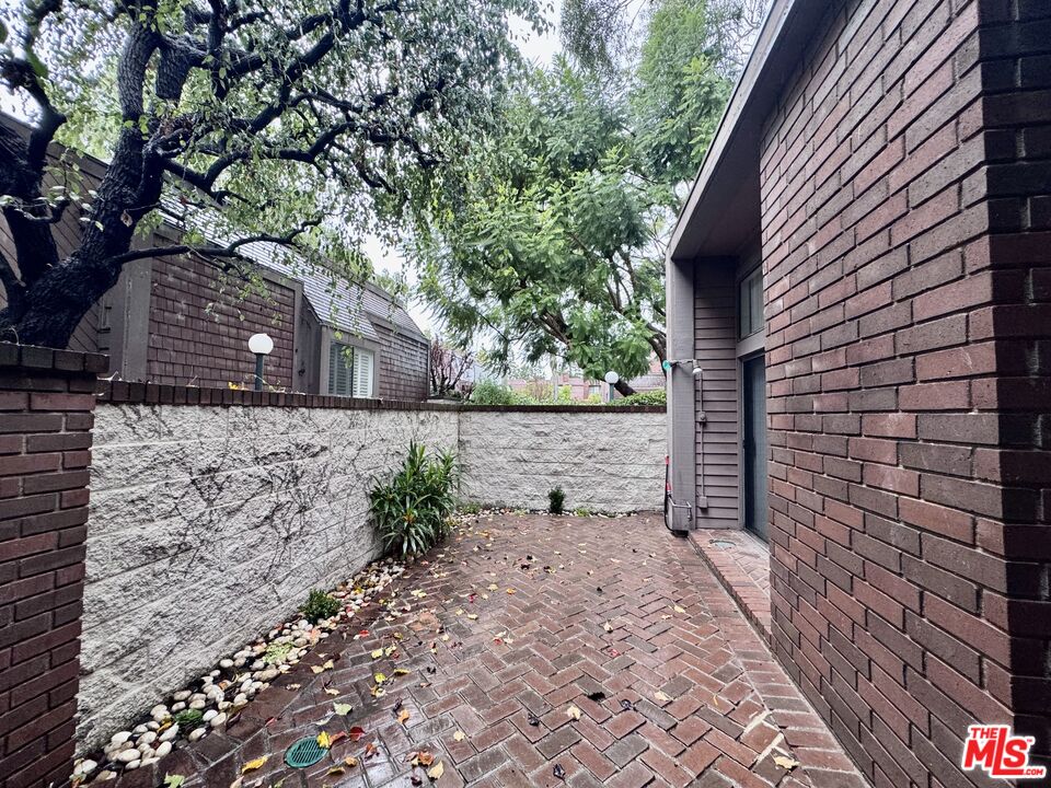 4435 Alla Road, Unit 4 Marina del Rey, CA 90292 - Photo 21 of 23 a backyard of a house with lots of green space