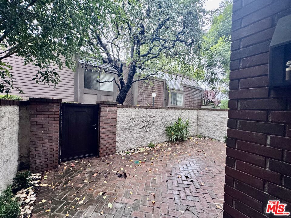 4435 Alla Road, Unit 4 Marina del Rey, CA 90292 - Photo 22 of 23 a front view of a house with a yard