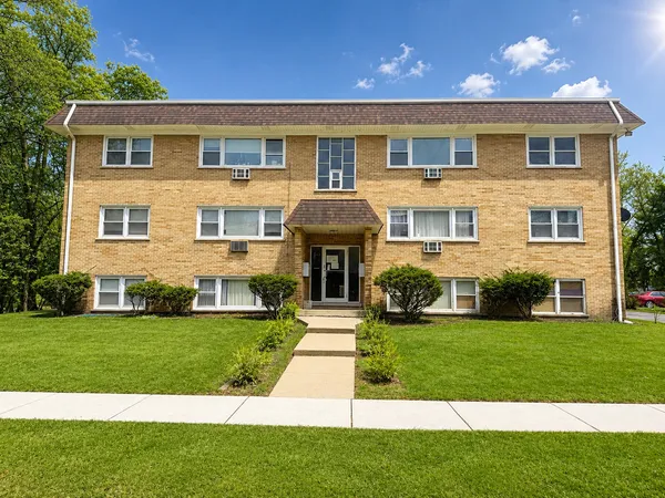 $1,800 | 255 East Oak Street, Unit 10, Addison, IL 60101