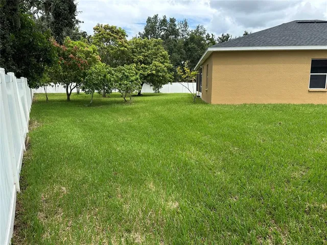 a view of a yard with a house