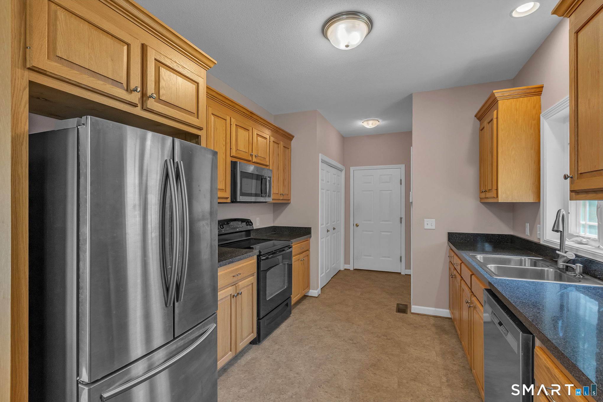 449 Tributary Lane Windsor, CT 06095 - Photo 14 of 38