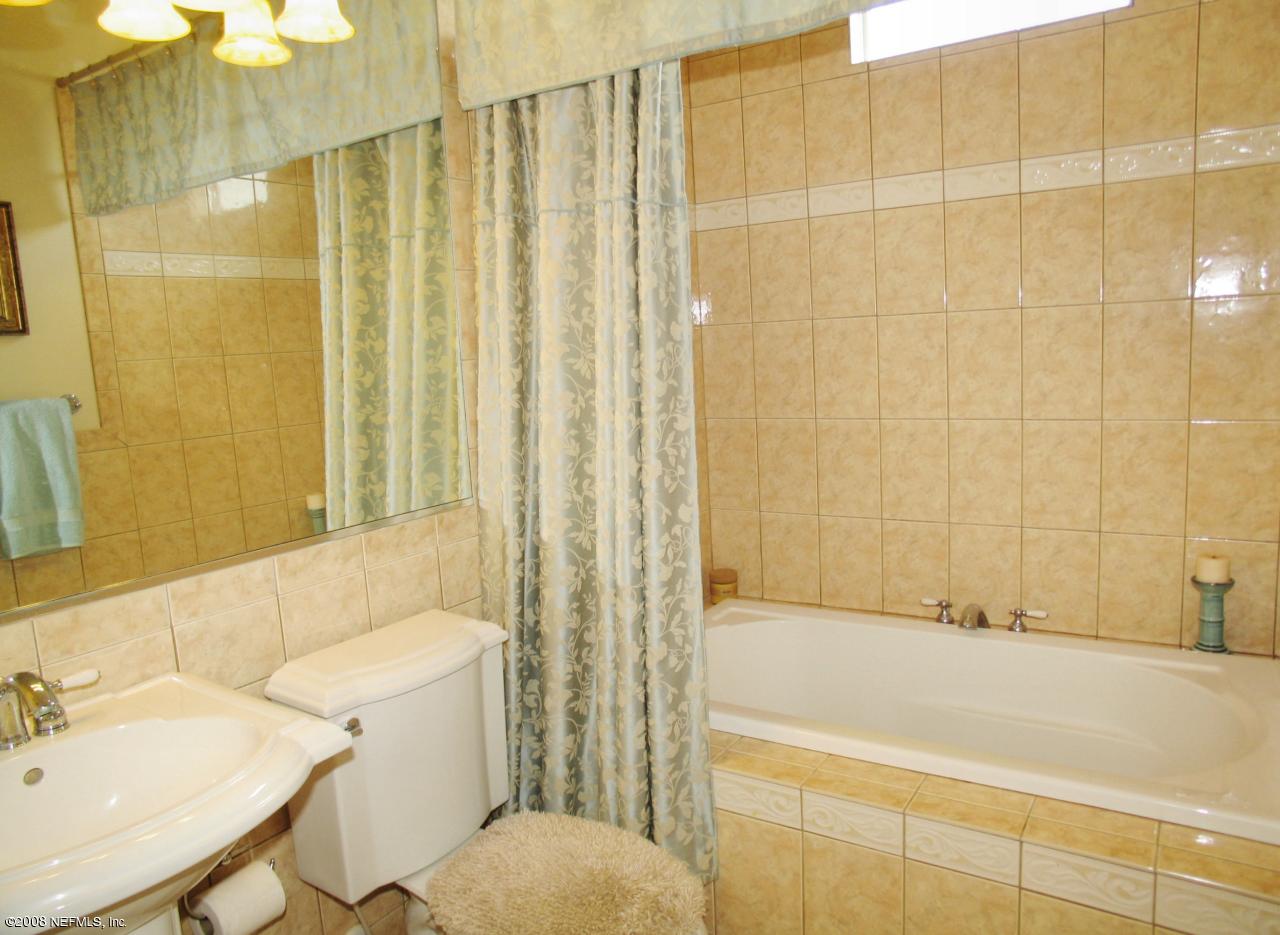 205 Edge Of Woods Road St. Augustine, FL 32092 - Photo 9 of 16 a bathroom with a sink toilet and shower