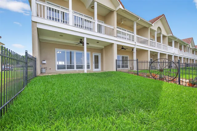 a view of a back yard