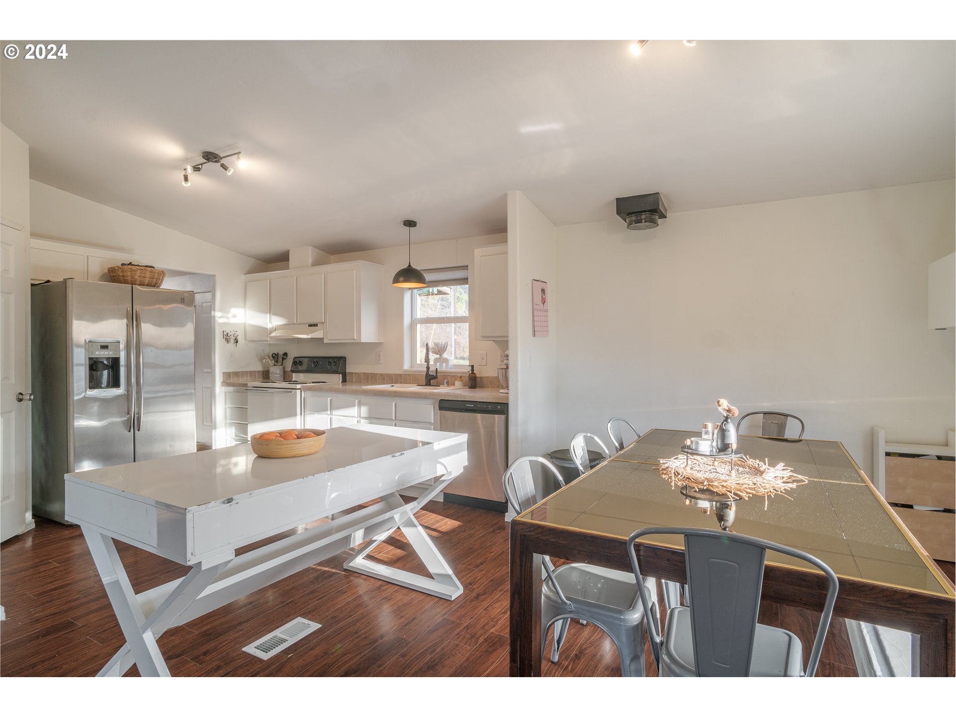 22233 Northeast Basket Flat Road Battle Ground, WA 98604 - Photo 21 of 46 a kitchen with a table chairs and refrigerator