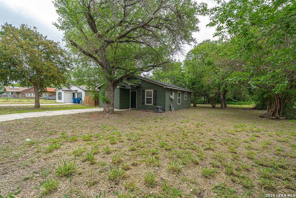 229 Virginia Street Pleasanton, TX 78064 - Photo 6 of 31