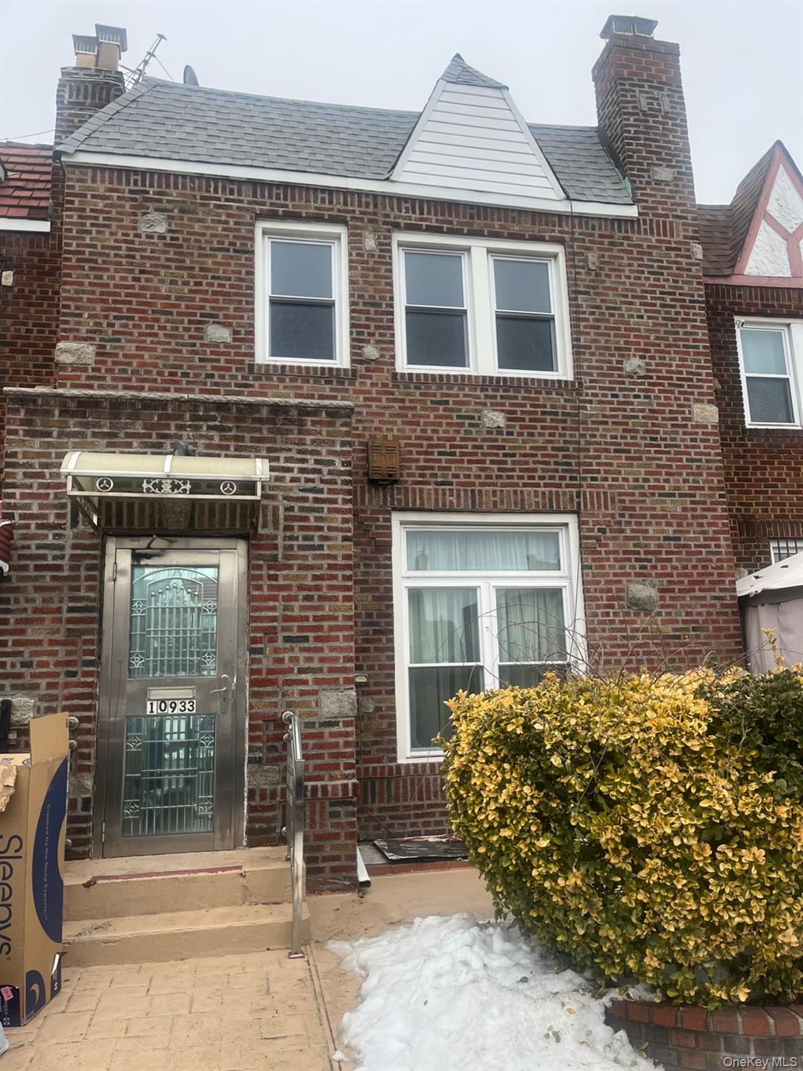 250-23 88th Road, Unit 1R Queens, NY 11426 - Photo 4 of 27