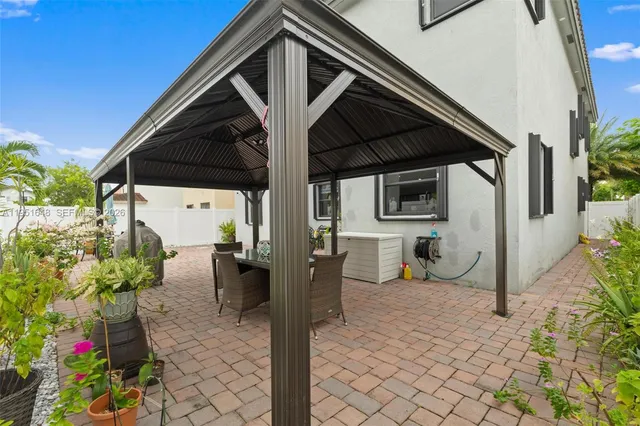 $899,900 | 3521 West 92nd Place, Hialeah, FL 33018