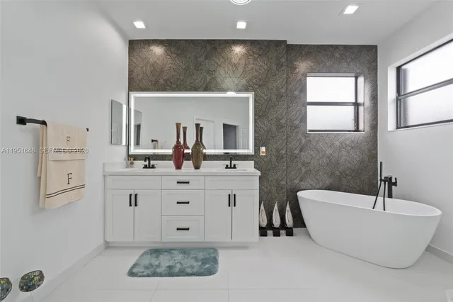 $899,900 | 3521 West 92nd Place, Hialeah, FL 33018