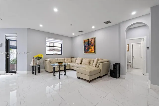 $899,900 | 3521 West 92nd Place, Hialeah, FL 33018