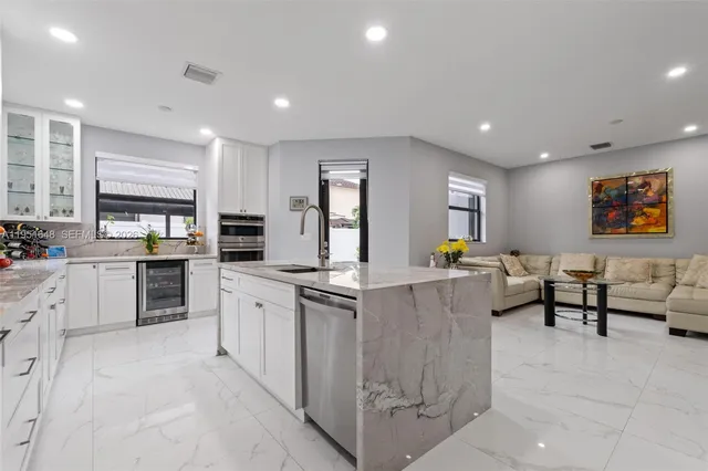 $899,900 | 3521 West 92nd Place, Hialeah, FL 33018