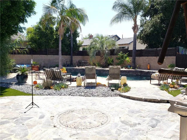 a view of backyard of the house