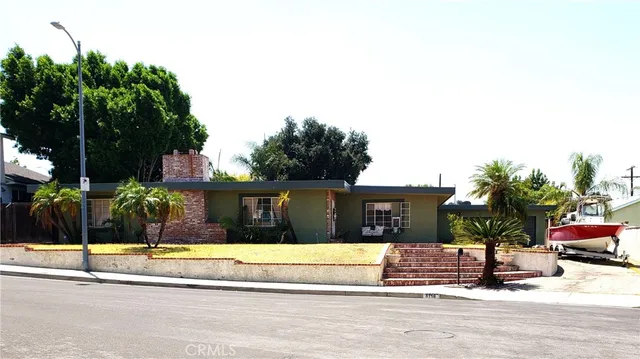 a view of a house with street