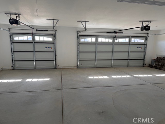 16925 Nanticoke Road Apple Valley, CA 92307 - Photo 19 of 87 a view of a garage