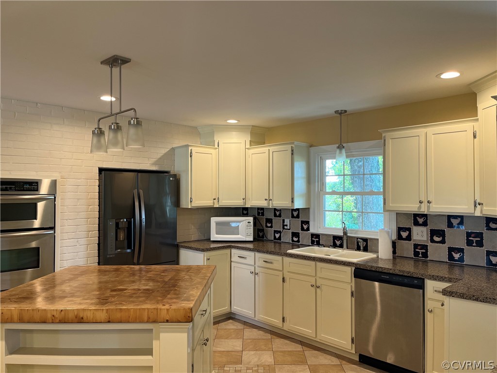 17449 Jerusalem Plank Road Courtland, VA 23837 - Photo 3 of 15 Bright and open kitchen