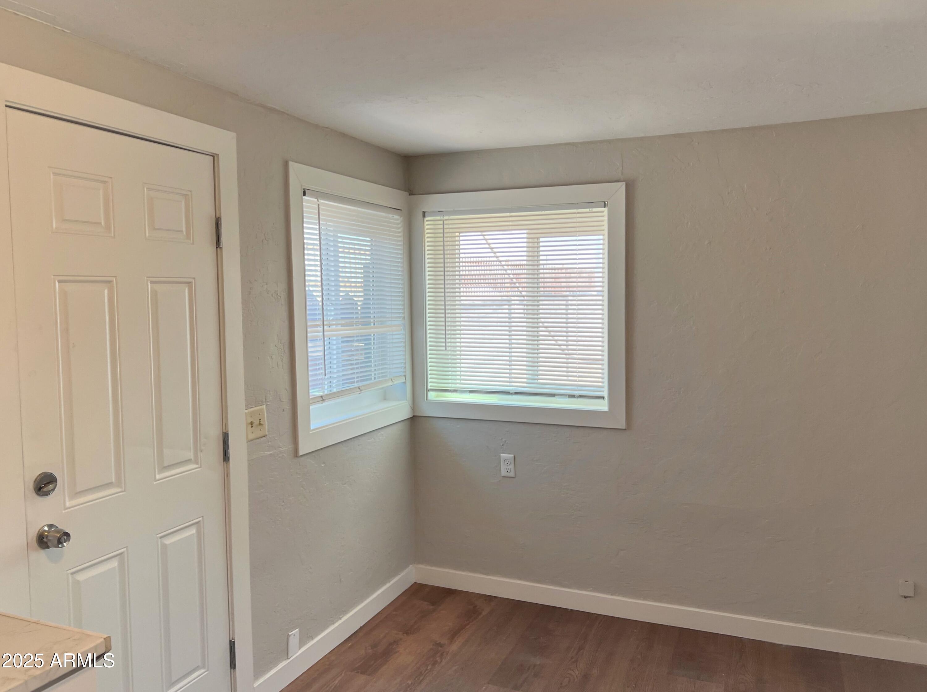 1125 East Devonshire Avenue, Unit 9 Phoenix, AZ 85014 - Photo 4 of 11 an empty room with a window