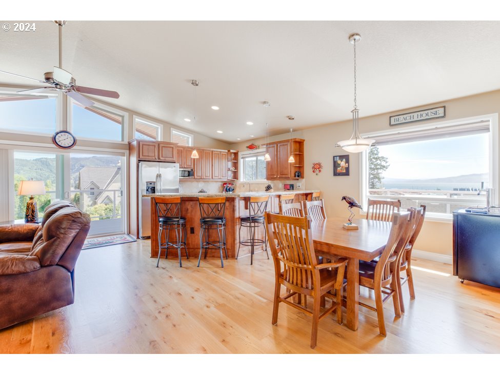 303 8th Street Garibaldi, OR 97118 - Photo 4 of 44 Gallery Image 4