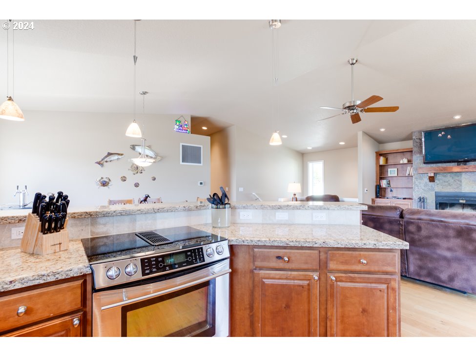 303 8th Street Garibaldi, OR 97118 - Photo 6 of 44 Gallery Image 6
