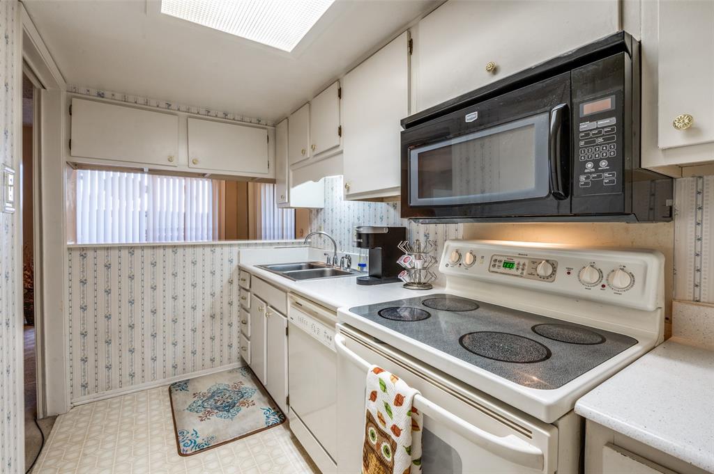 12816 Midway Road, Unit 1066 Dallas, TX 75244 - Photo 9 of 25 a kitchen with a stove and a microwave
