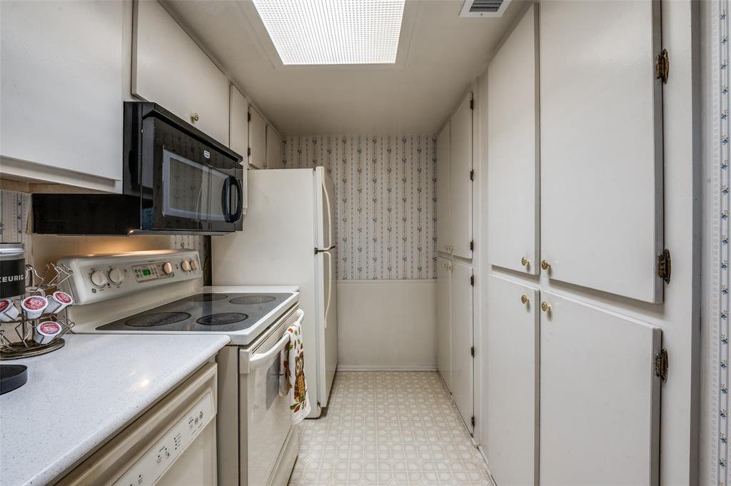 12816 Midway Road, Unit 1066 Dallas, TX 75244 - Photo 10 of 25 a kitchen with a refrigerator stove and a sink