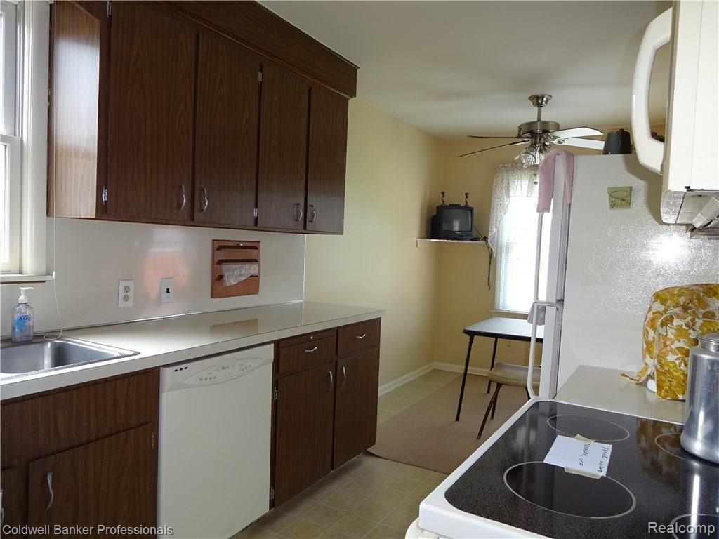 92 Exmoor Road Waterford, MI 48328 - Photo 13 of 26 Kitchen taken from hallway