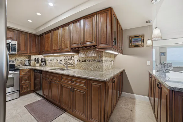 $8,000 | 3450 South Ocean Boulevard, Unit 517, Palm Beach, FL 33480