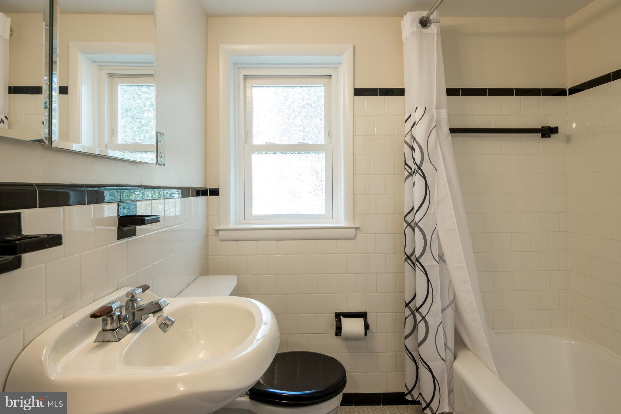 16 Northampton Road Lutherville-Timonium, MD 21093 - Photo 28 of 42 2nd Full Bathroom Adejacent to Bedroom 4
