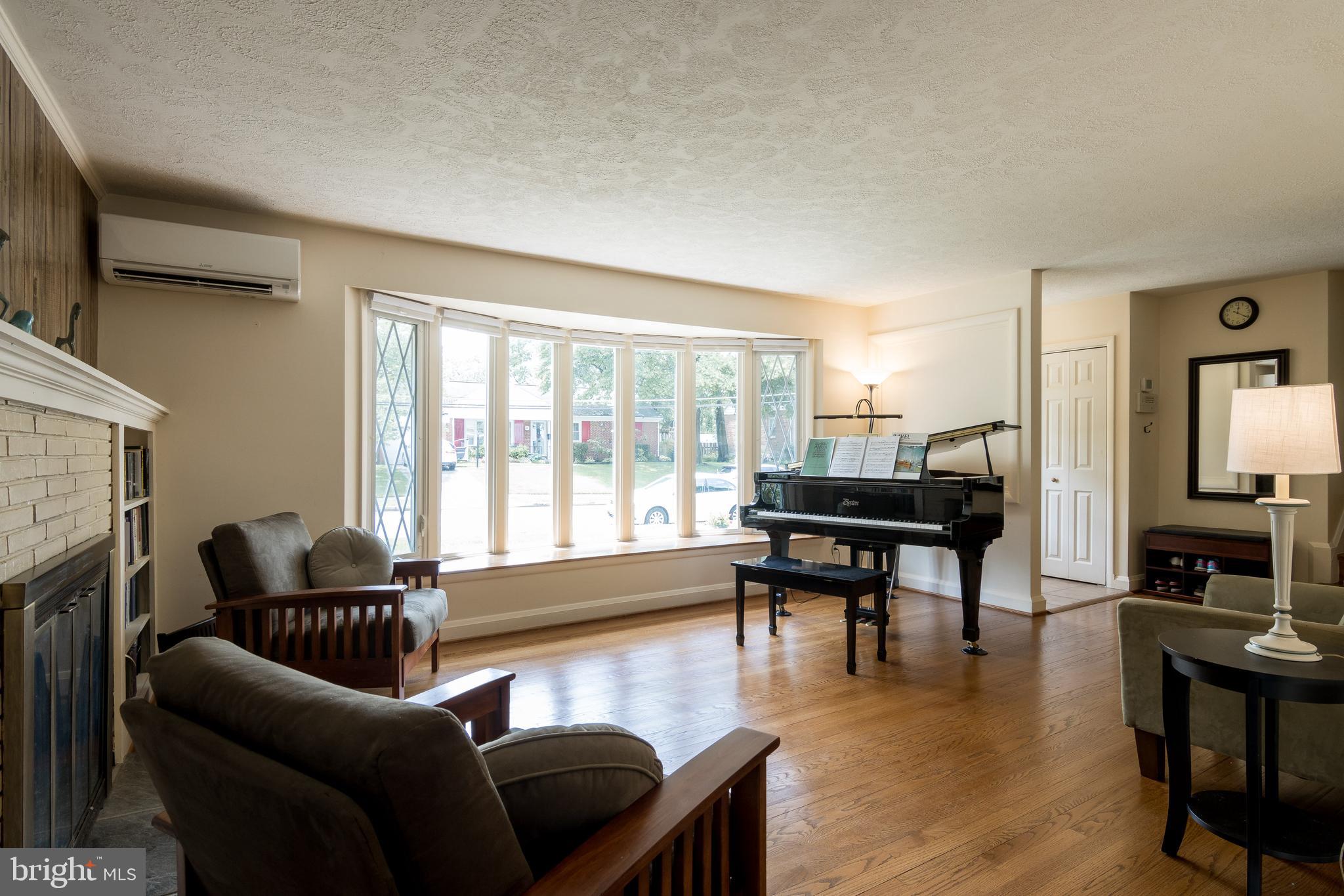 Living Room With 7 Window Bay