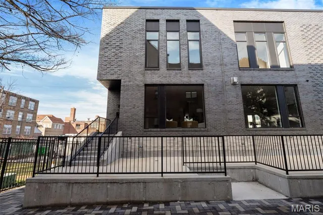 $699,000 | 215 North Sarah Street, Unit 13, St. Louis, MO 63108