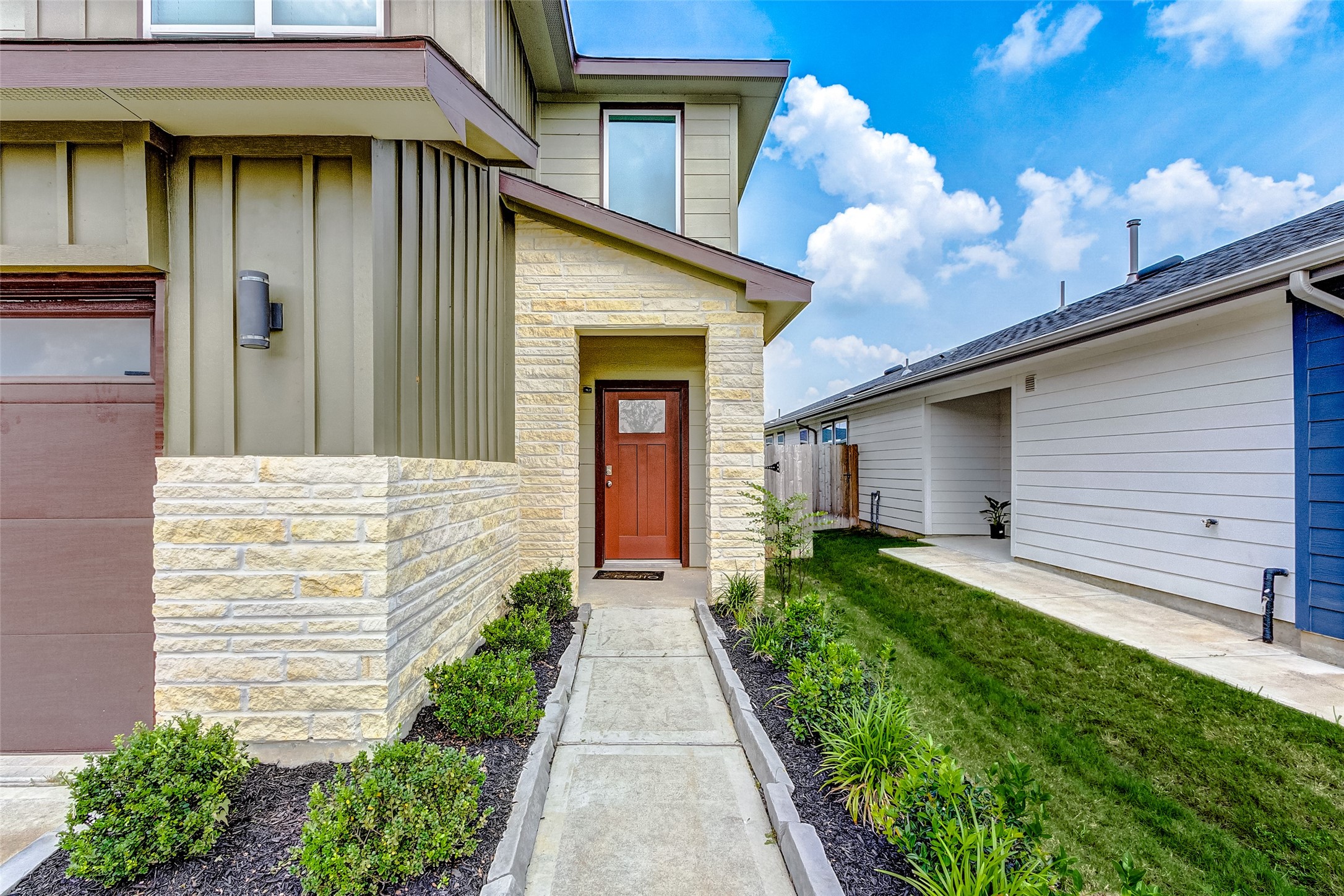 12514 Walmgate Court Houston, TX 77047 - Photo 3 of 37 a front view of a house with garden