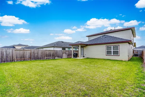a view of a yard in front of house