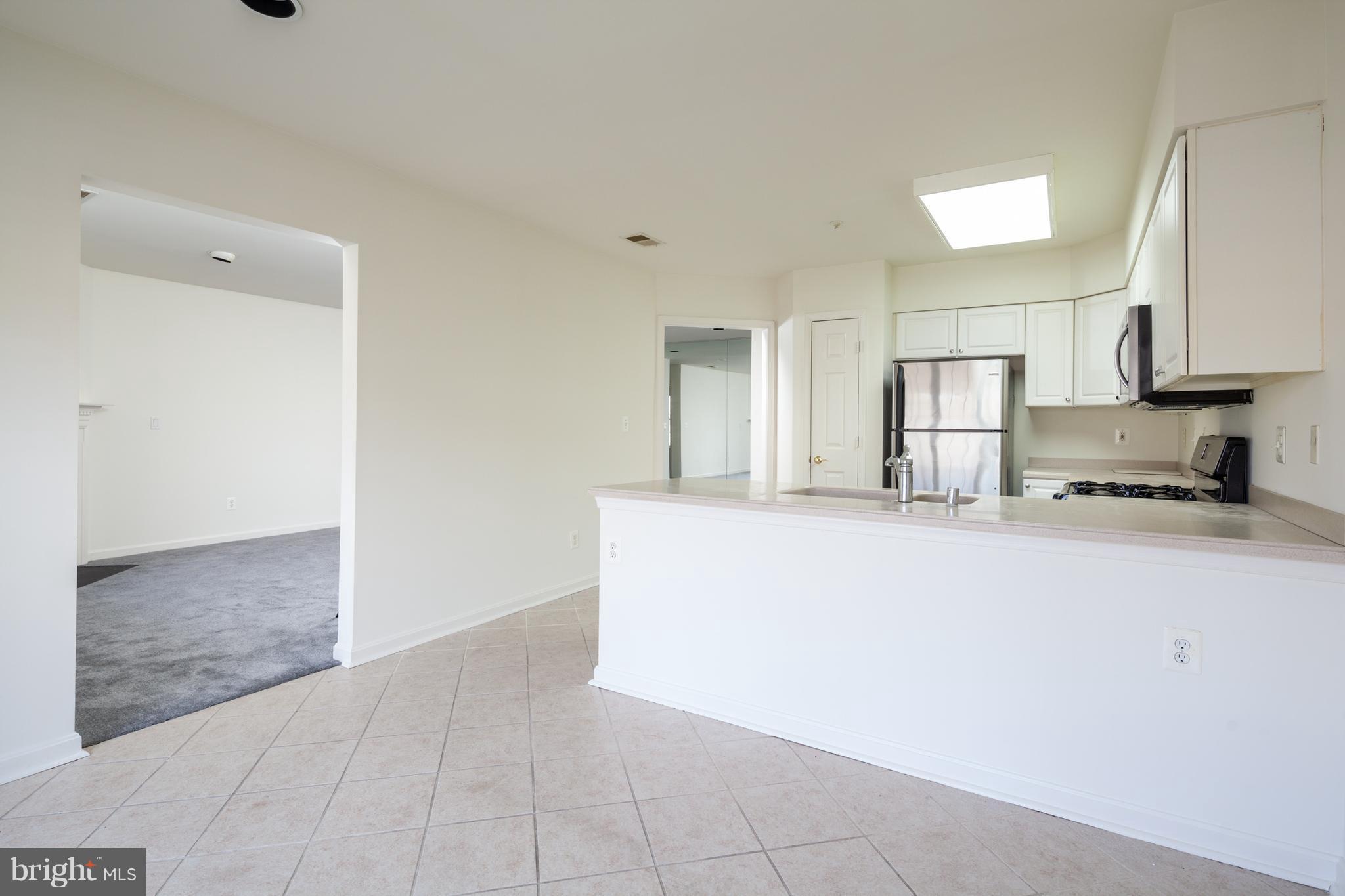 12340 Rosslare Ridge Road, Unit 101 Lutherville-Timonium, MD 21093 - Photo 3 of 14 Eat-in Kitchen!