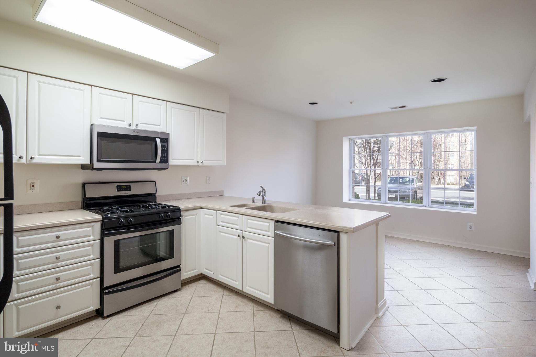 12340 Rosslare Ridge Road, Unit 101 Lutherville-Timonium, MD 21093 - Photo 5 of 14 Kitchen