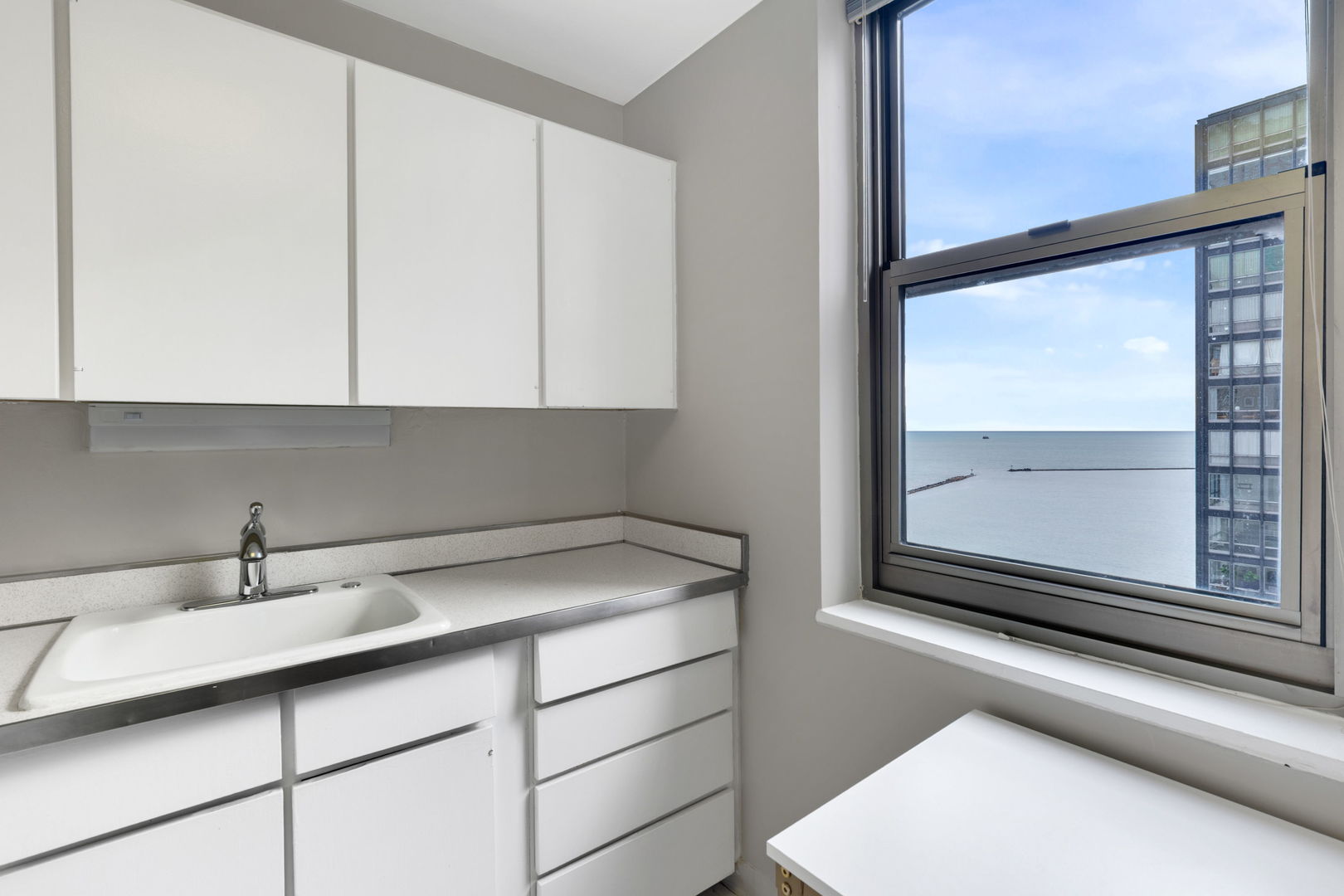 253 East Delaware Place, Unit 22B Chicago, IL 60611 - Photo 6 of 14